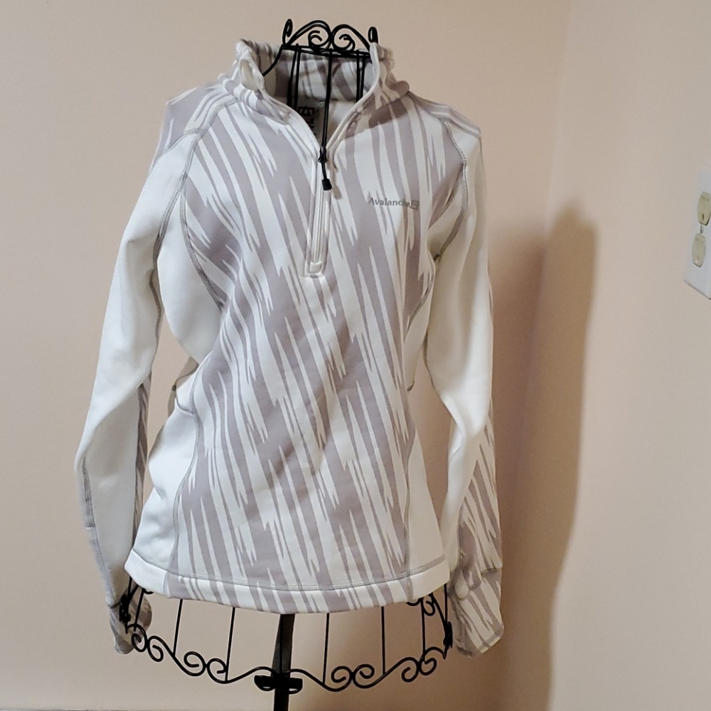 Avalanche cream pullover shirt size M